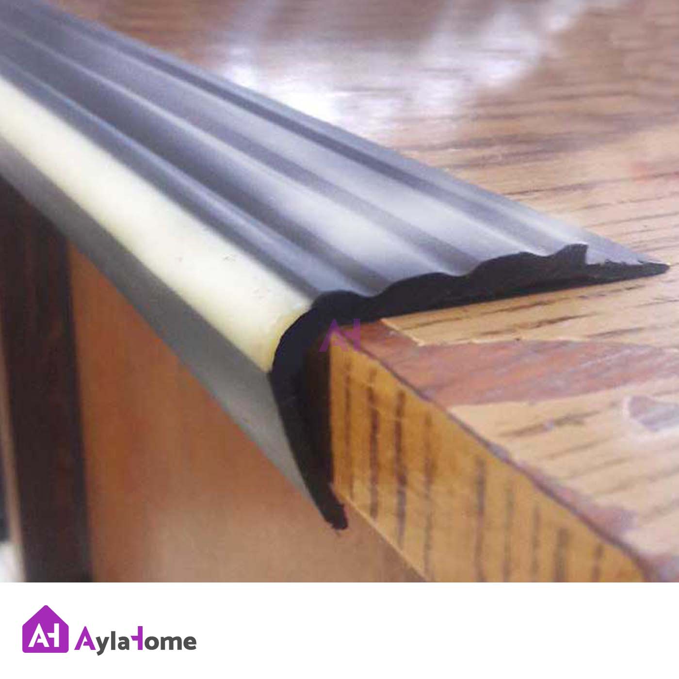 ترمز پله پی وی سی نبشی با نوار شب تاب کد T11-1 (شاخه 120 سانتی)